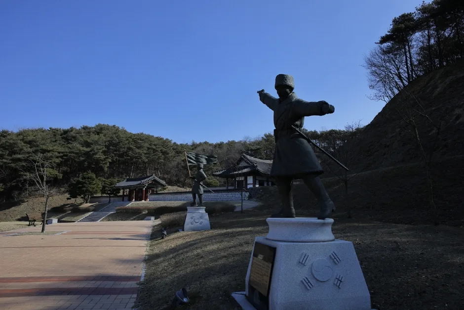 충남_홍성_김좌진장군 사당_외부_8.jpg