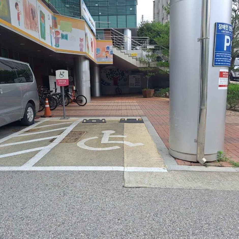 달성군립도서관_지하1층 장애인화장실(남)