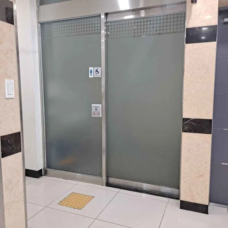 달성군립도서관_1층 장애인화장실입구(남)