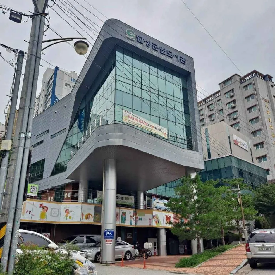 달성군립도서관_지하1층 안내데스크