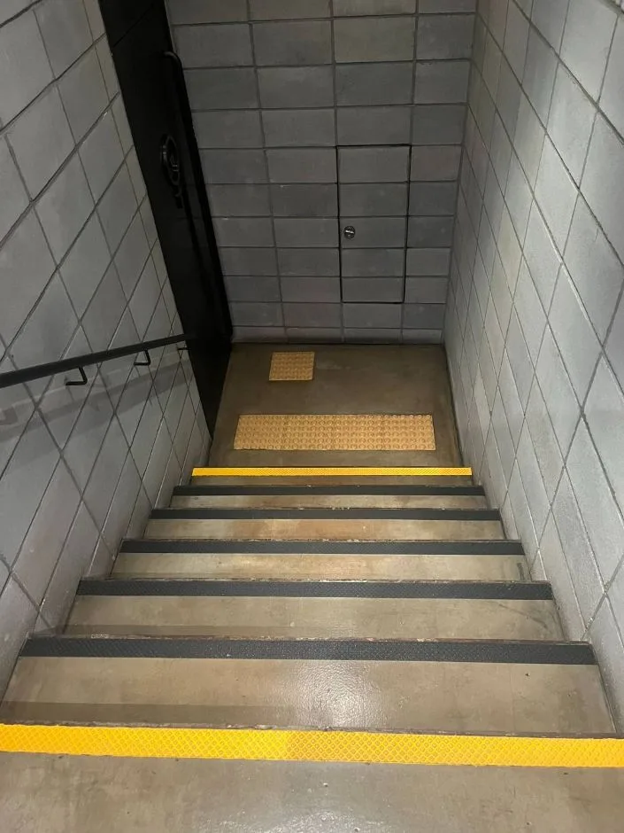 현대카드 뮤직 라이브러리_출입문 경사로