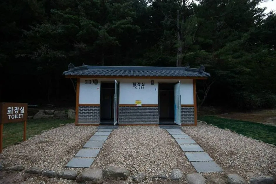 조령산자연휴양림_경사로 있는 화장실 외부