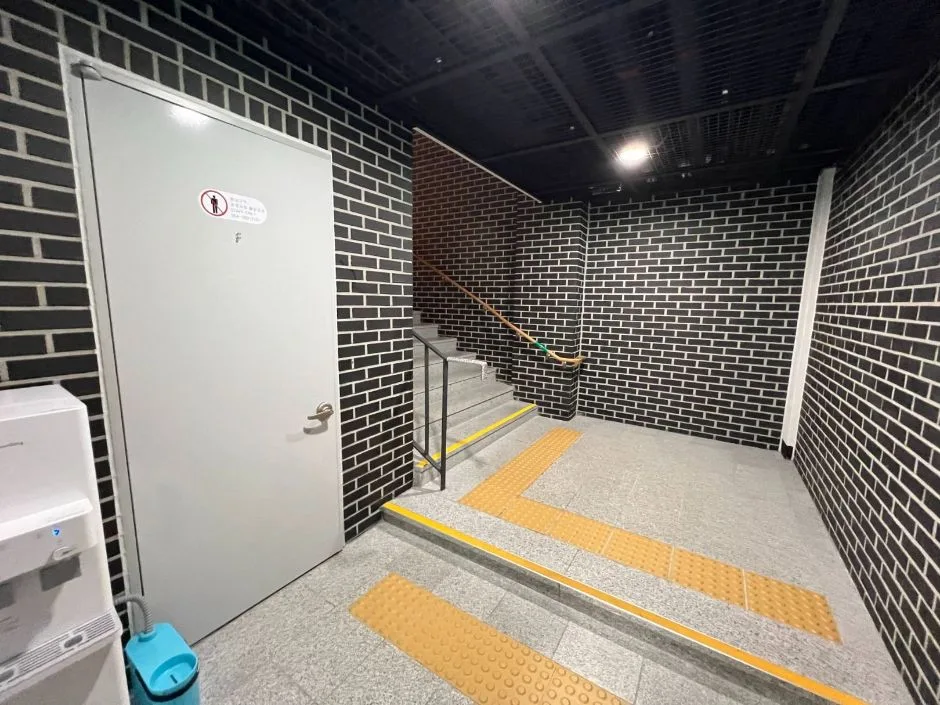 경상북도 발명체험관_입구 단차 점자블록