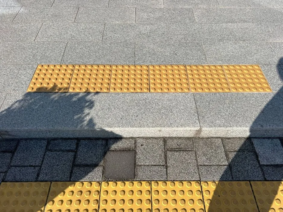 경상북도 발명체험관_점자안내판, 입구 왼편에 위치