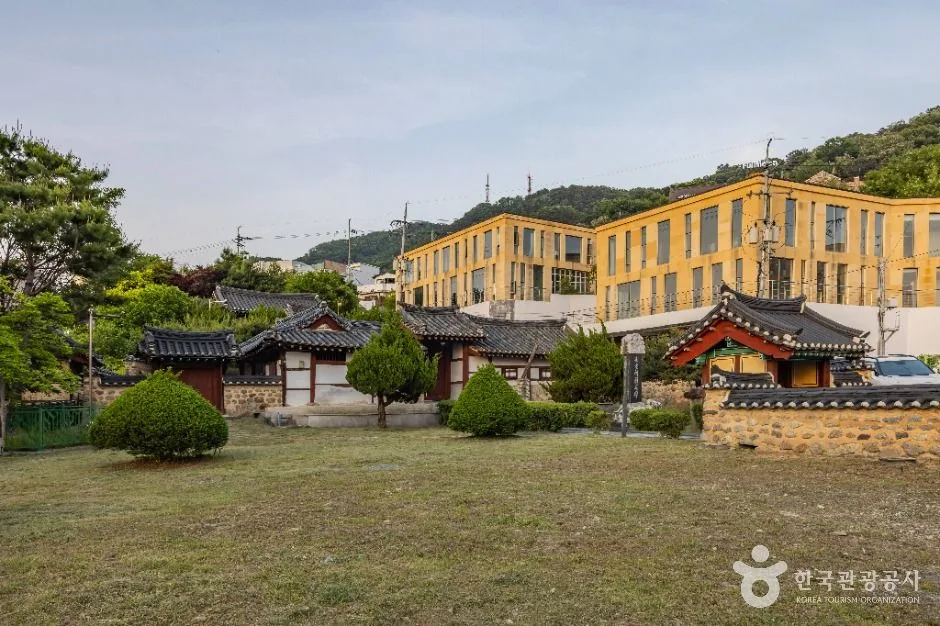 역사와 인물의 흔적 따라 거니는 청주 여행_충북_청주_표충사_1.JPG