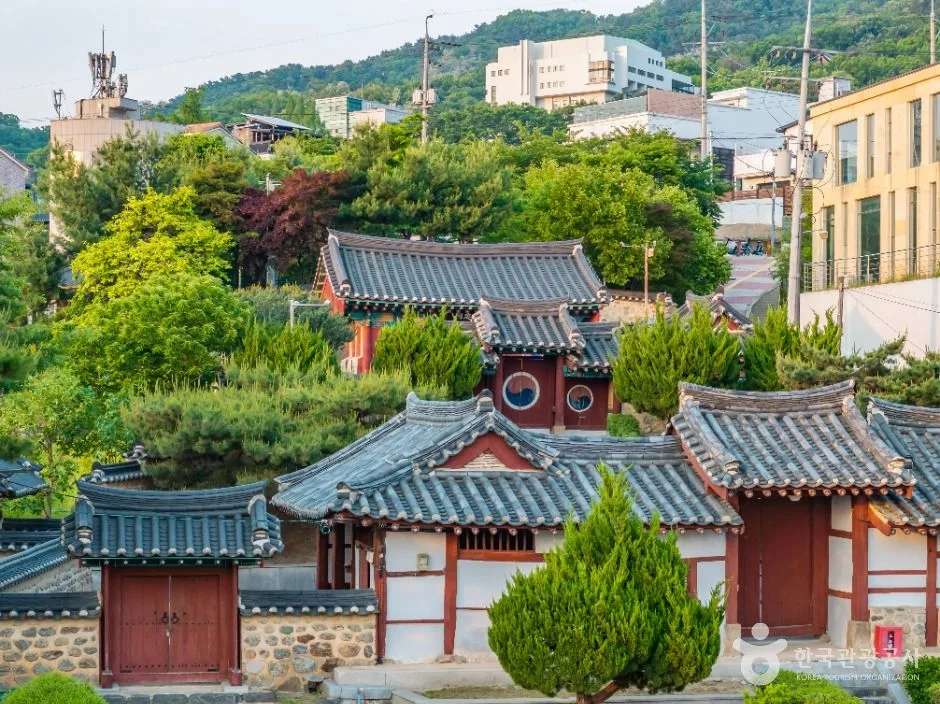 역사와 인물의 흔적 따라 거니는 청주 여행_충북_청주_표충사_3.JPG