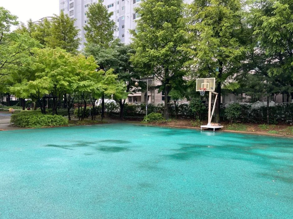 화추어린이공원_공유화장실 출입구 (점자블록 있음)