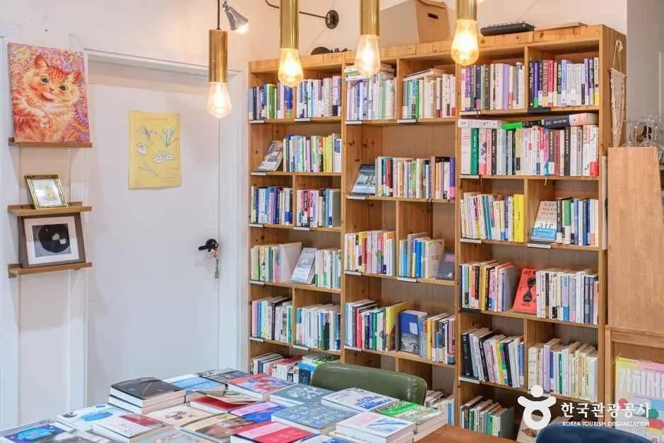 강화_책방시점_내부_1.jpg