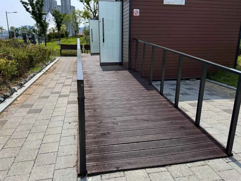 합포수변공원_장애인화장실 경사로