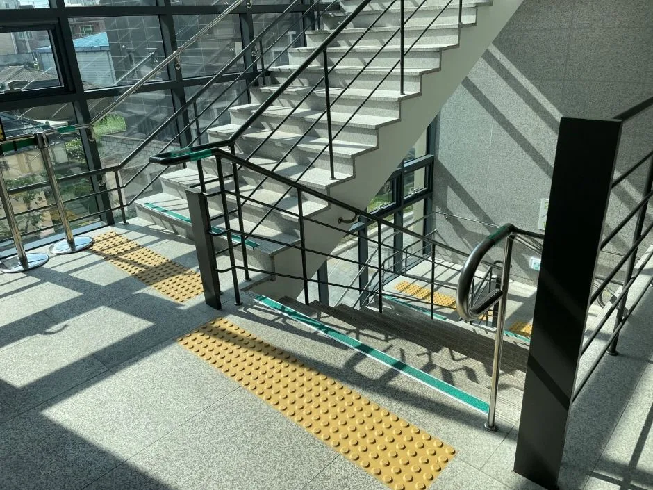 청도도서관_2층 종합자료실 큰글자도서