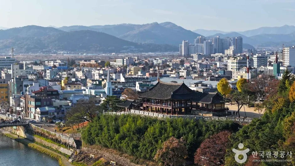 경남_밀양_영남루_외부_2.jpg
