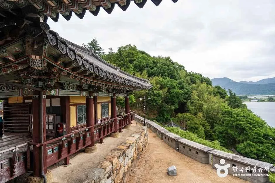 경남_밀양_영남루_외부_1.jpg