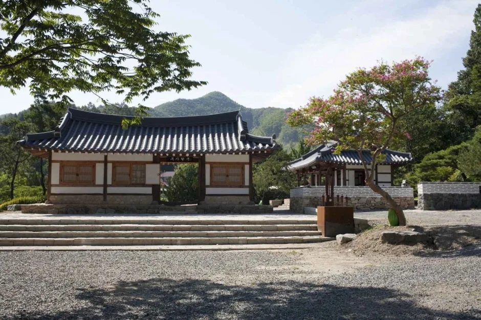 충남_금산_금산지구별그림책마을_내부_4.jpg