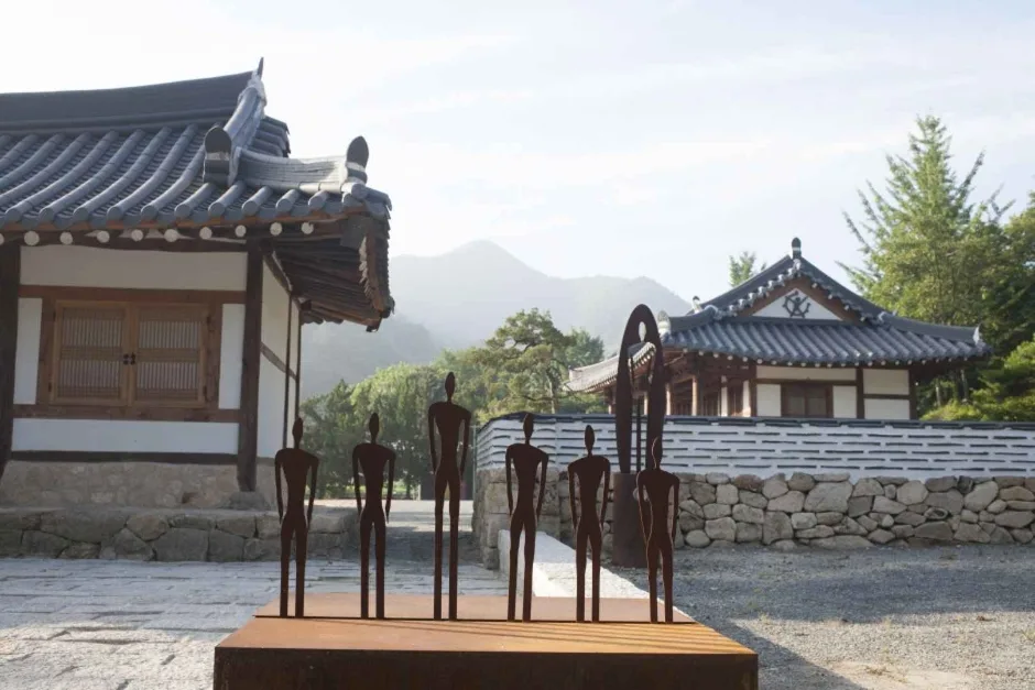 충남_금산_금산지구별그림책마을_내부_2.jpg