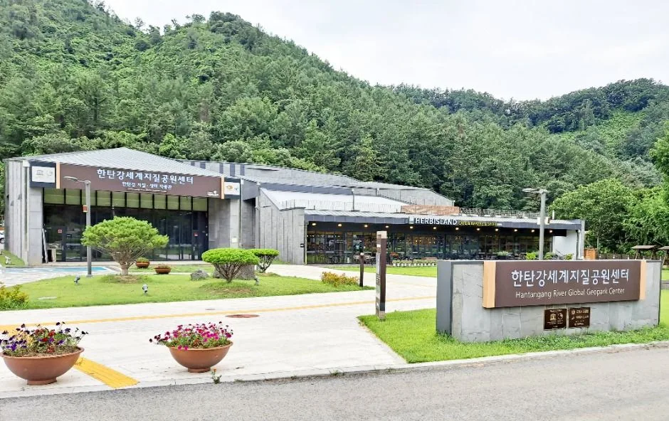 경기_포천_한탄강 지질공원센터_외부_2.jpg