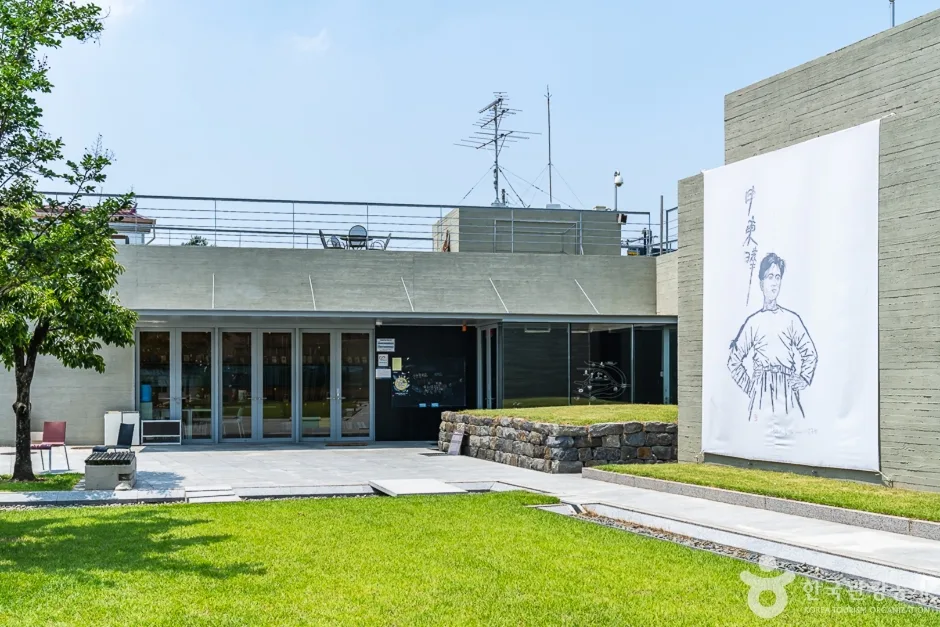 충남_부여_신동엽 문학관_외부_4.jpg