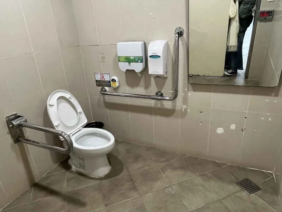 직동근린공원_장애인화장실내부