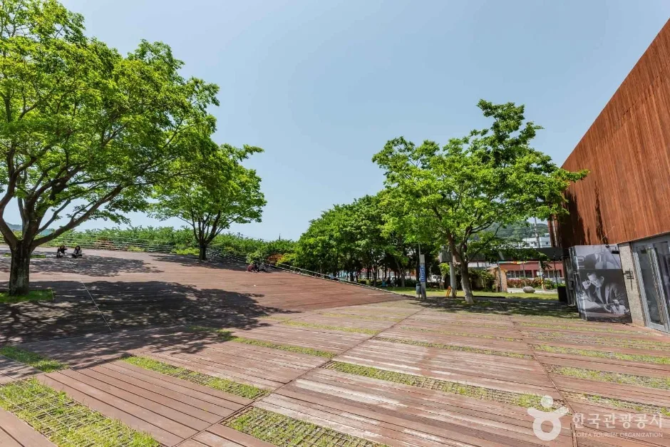 경남_통영_윤이상기념공원_내부_04.jpg
