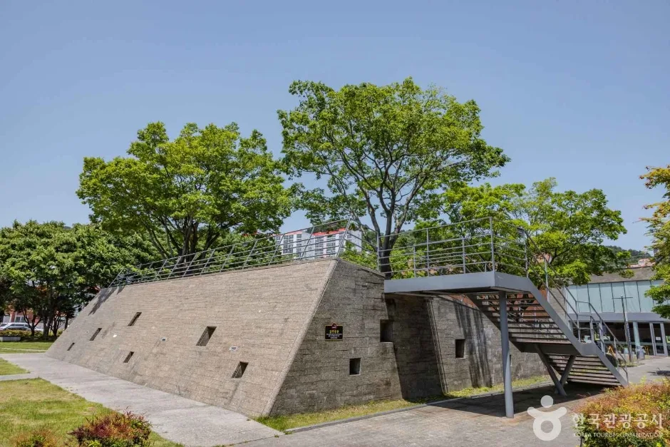 경남_통영_윤이상기념공원_외부_02.jpg