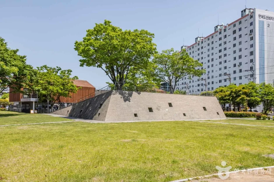 경남_통영_윤이상기념공원_내부_06.jpg