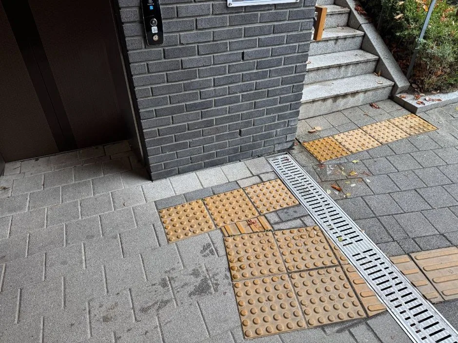 배봉산숲속도서관 2층 내부 점자블럭