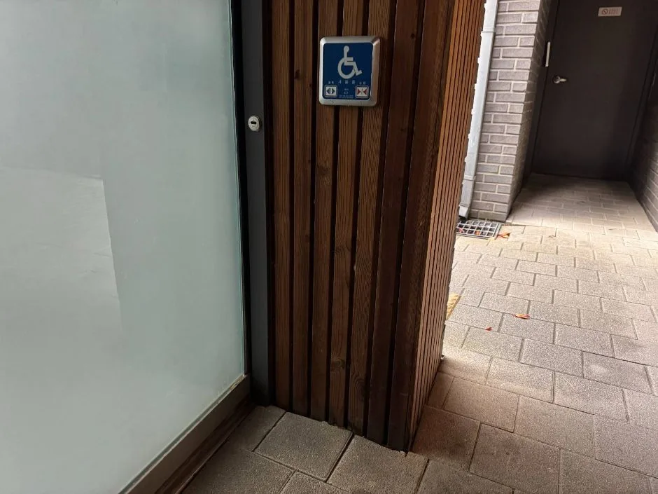 배봉산숲속도서관 장애인화장실 내부