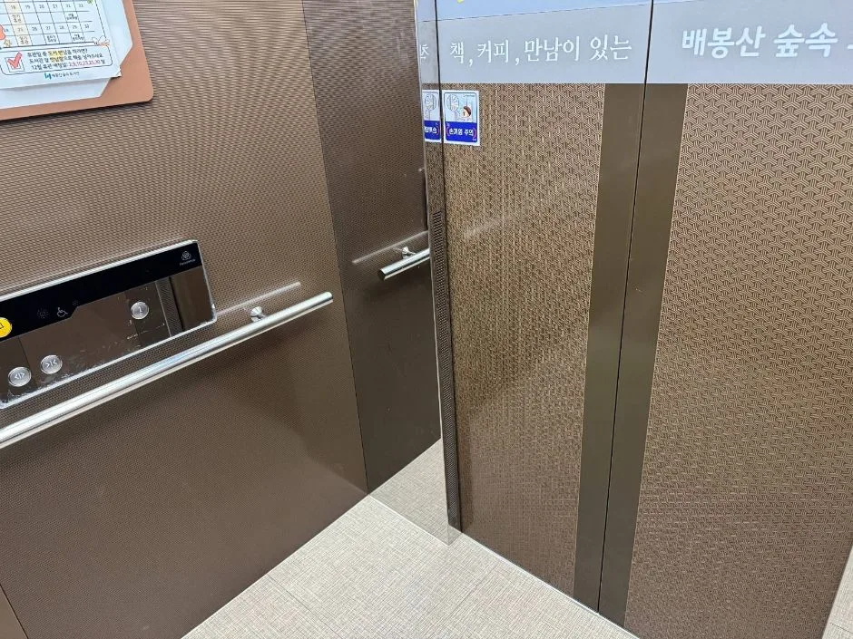 배봉산숲속도서관 1층 출입구 엘리베이터