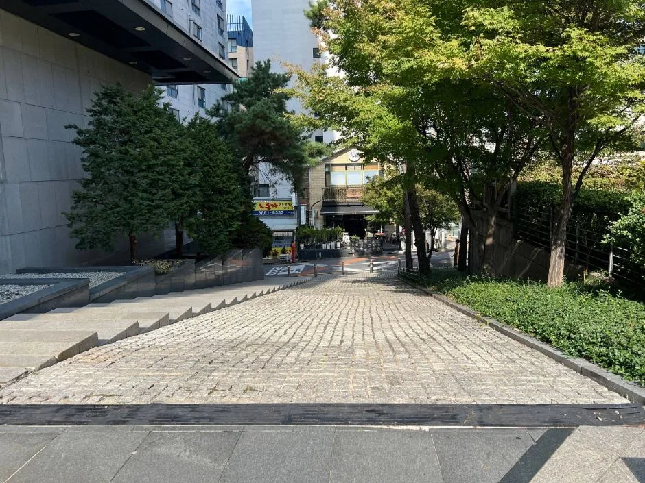 대현문화공원_공원 인근 신촌역 엘리베이터 비상호출벨 및 점자버튼