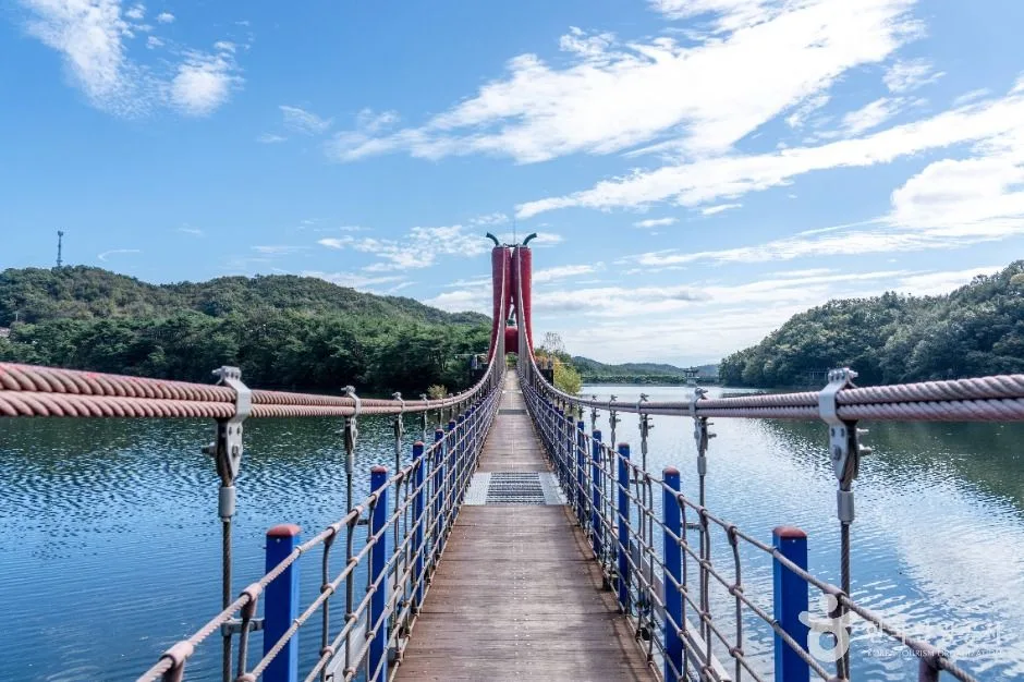 충남_청양_천장호출렁다리_외부_06.jpg
