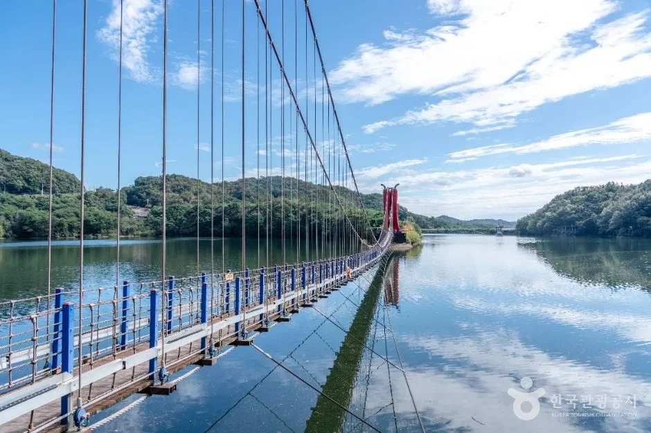 충남_청양_천장호출렁다리_외부_07.jpg