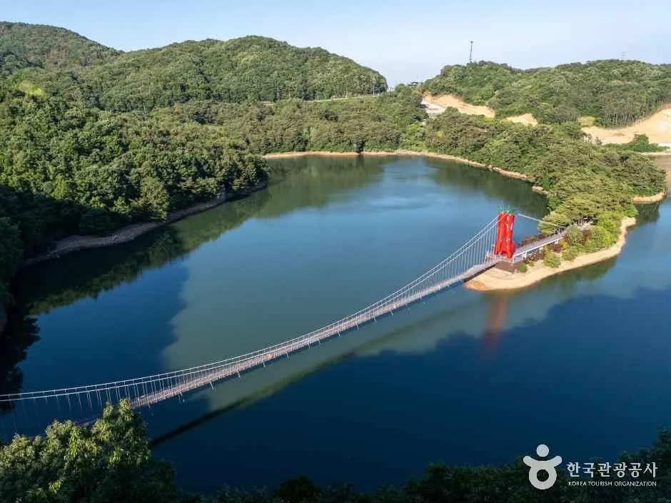 충남_청양_천장호출렁다리_외부_05.jpg