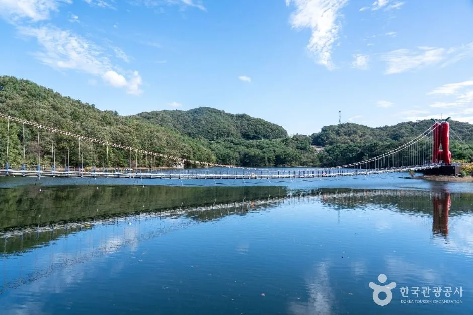 충남_청양_천장호출렁다리_외부_01.jpg