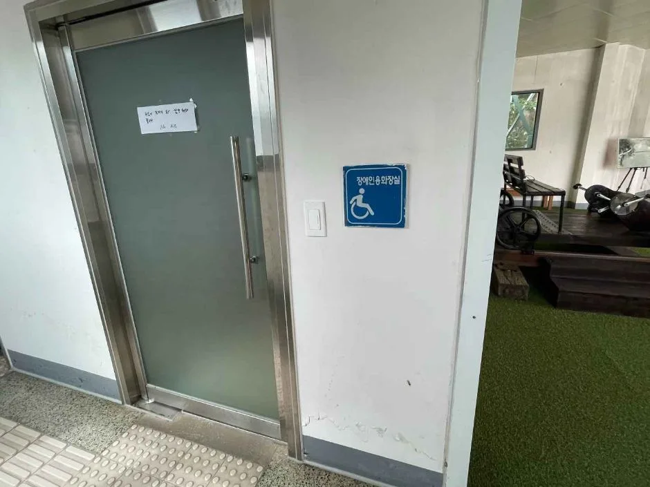 봄내길7코스_북한강물새길_안내소 장애인화장실 입구