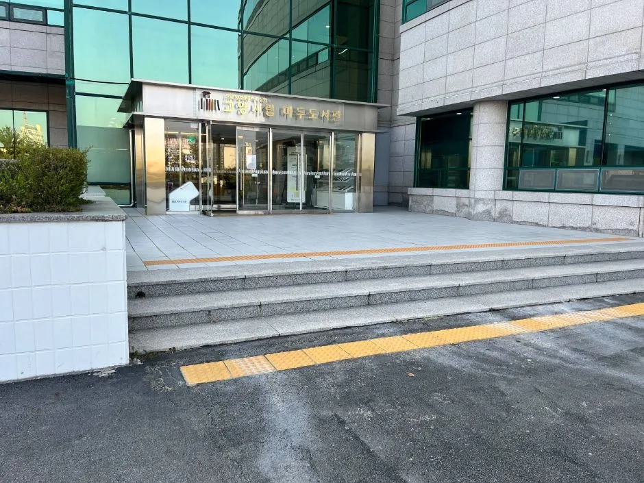 고양시립마두도서관_지하1층 북카페 옆 쉼터