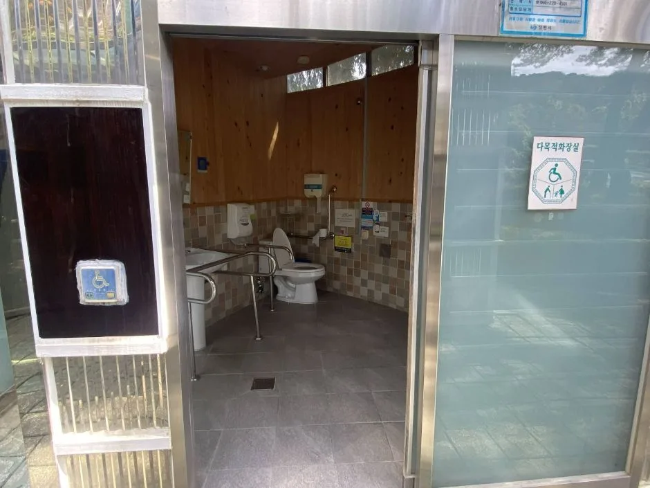 만날근린공원_장애인 화장실 외부에서 본 내부