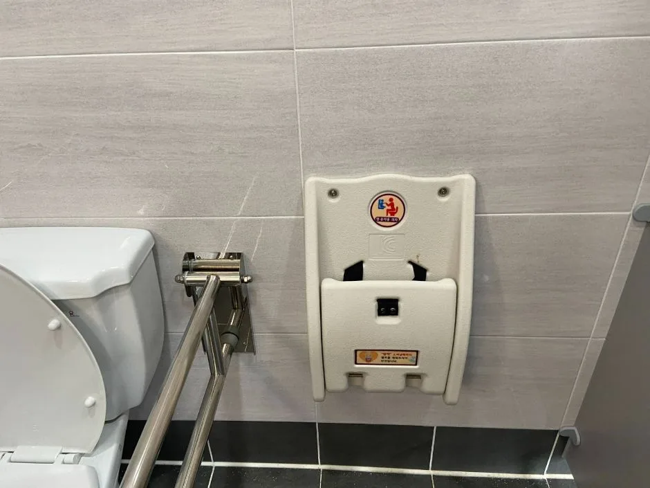 사근진해변_장애인화장실 기저귀교환대