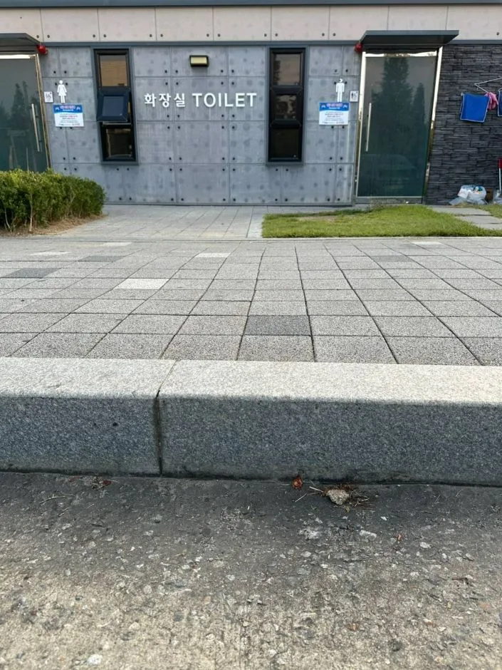 솔찬공원_장애인화장실_주차장바로 맞은편 위치