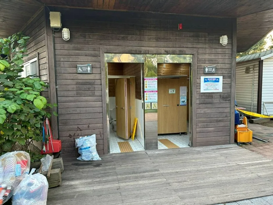 솔찬공원_장애인화장실 내부_주차장바로 맞은편 위치
