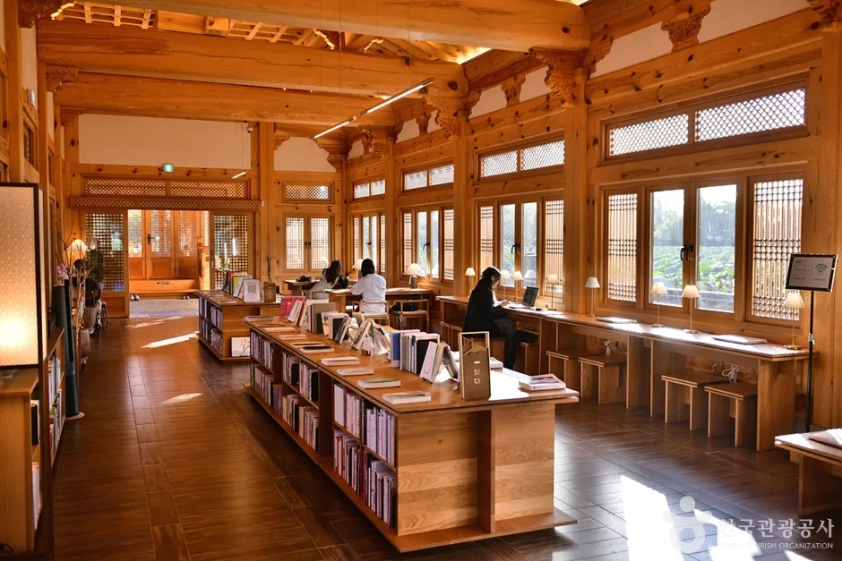 전북_전주_연화정도서관_외부_3-1.jpg