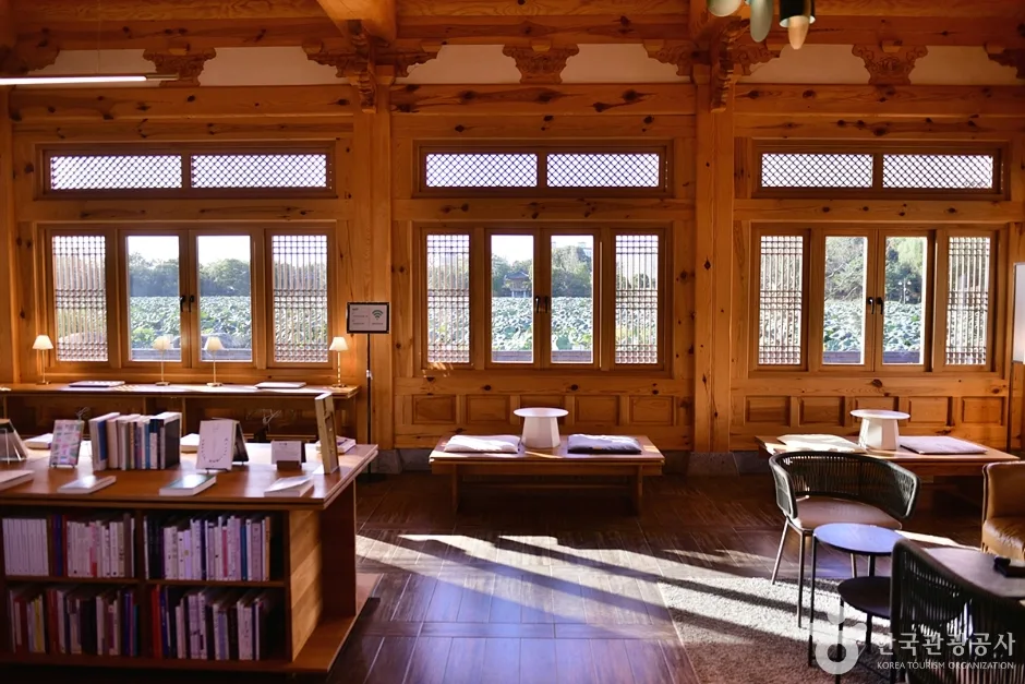 전북_전주_연화정도서관_외부_2-2.jpg