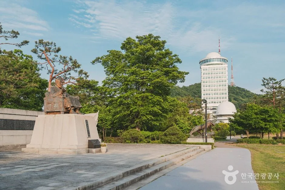 서울_성재이시영선생동상 (3)