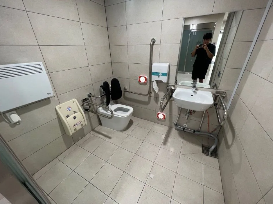 논현문화마루도서관_장애인화장실내부