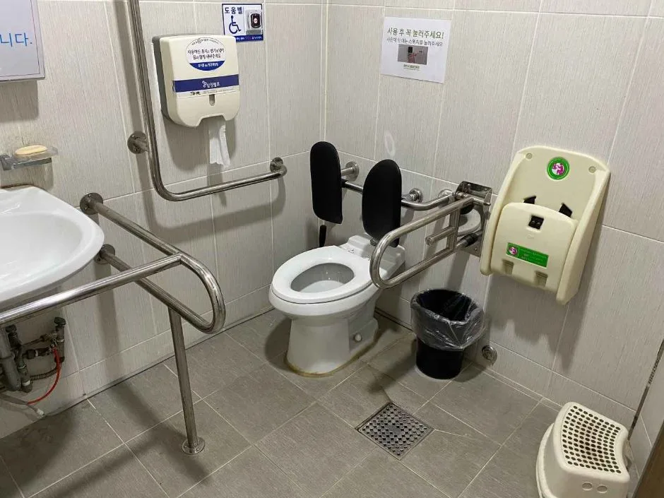 아산환경과학공원생태곤충원_장애인화장실내부