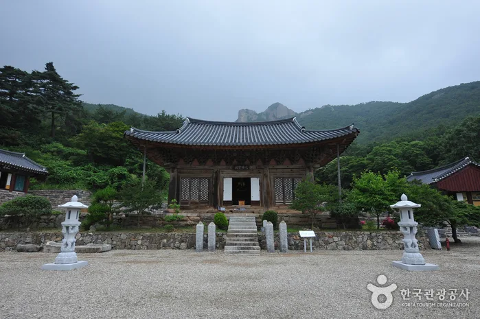 숲길 따라 만나는 고색창연한 절집 풍경, 내소사와 개암사