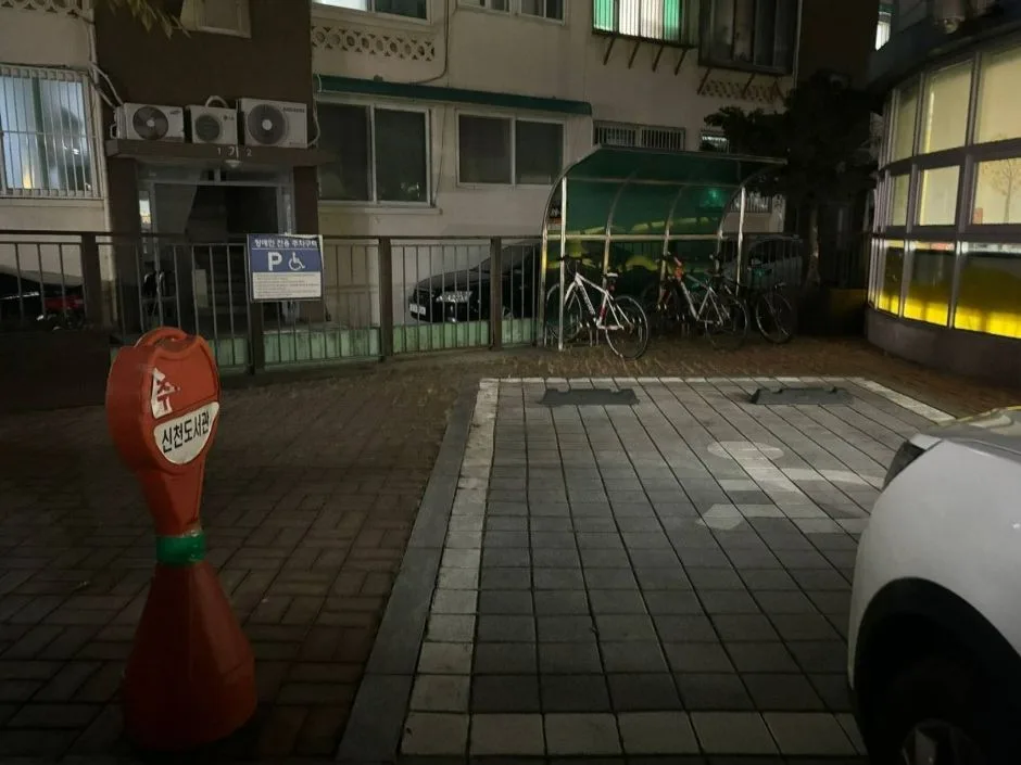 신천도서관_ 입구 전 장애인 주차장