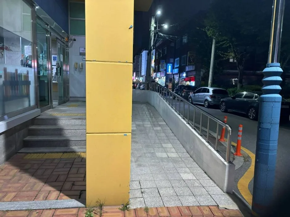 신천도서관_입구 경사로