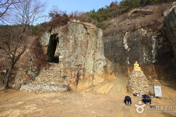 함안 방어산 마애약사여래삼존입상 (4)