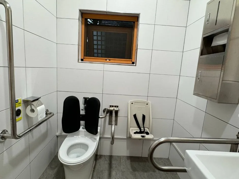 원당마을한옥도서관_장애인화장실 내부 2
