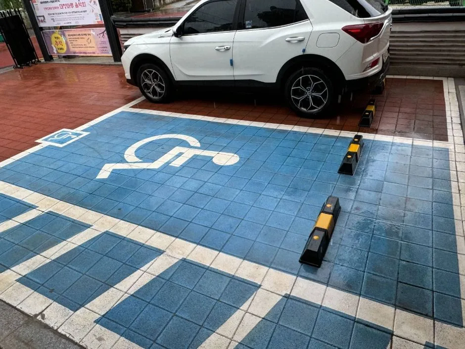 원당마을한옥도서관_장애인주차장