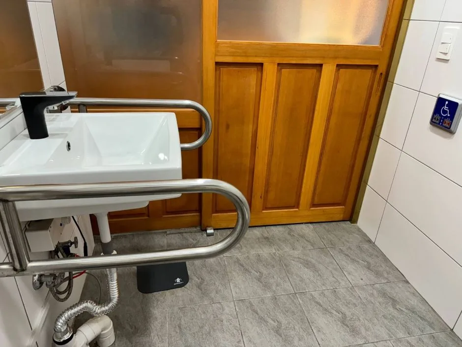 원당마을한옥도서관_장애인화장실 내부 3